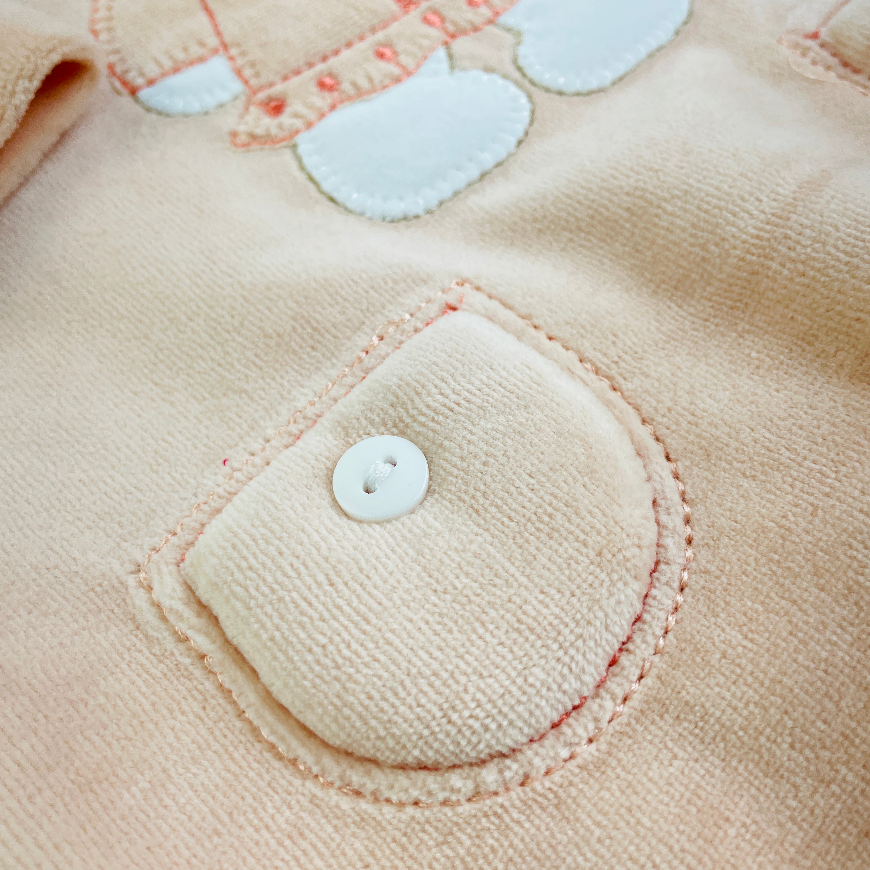 Macacão Longo Curioso Ursa Feliz Plush Raglan