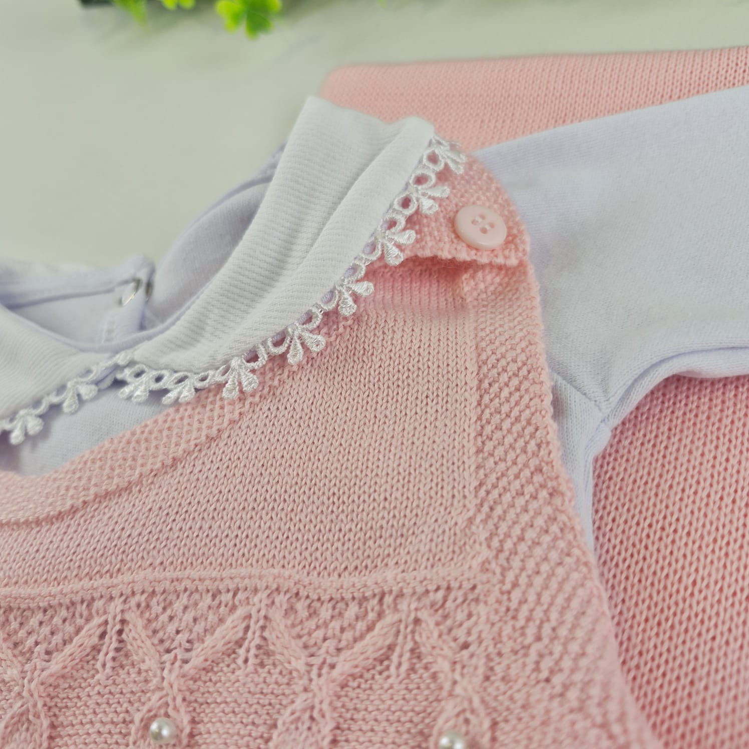 Saída de Maternidade Tamine Baby Naty 3 Pçs - Delicadeza Clássica e Brilho de Pérolas em Tricot Premium