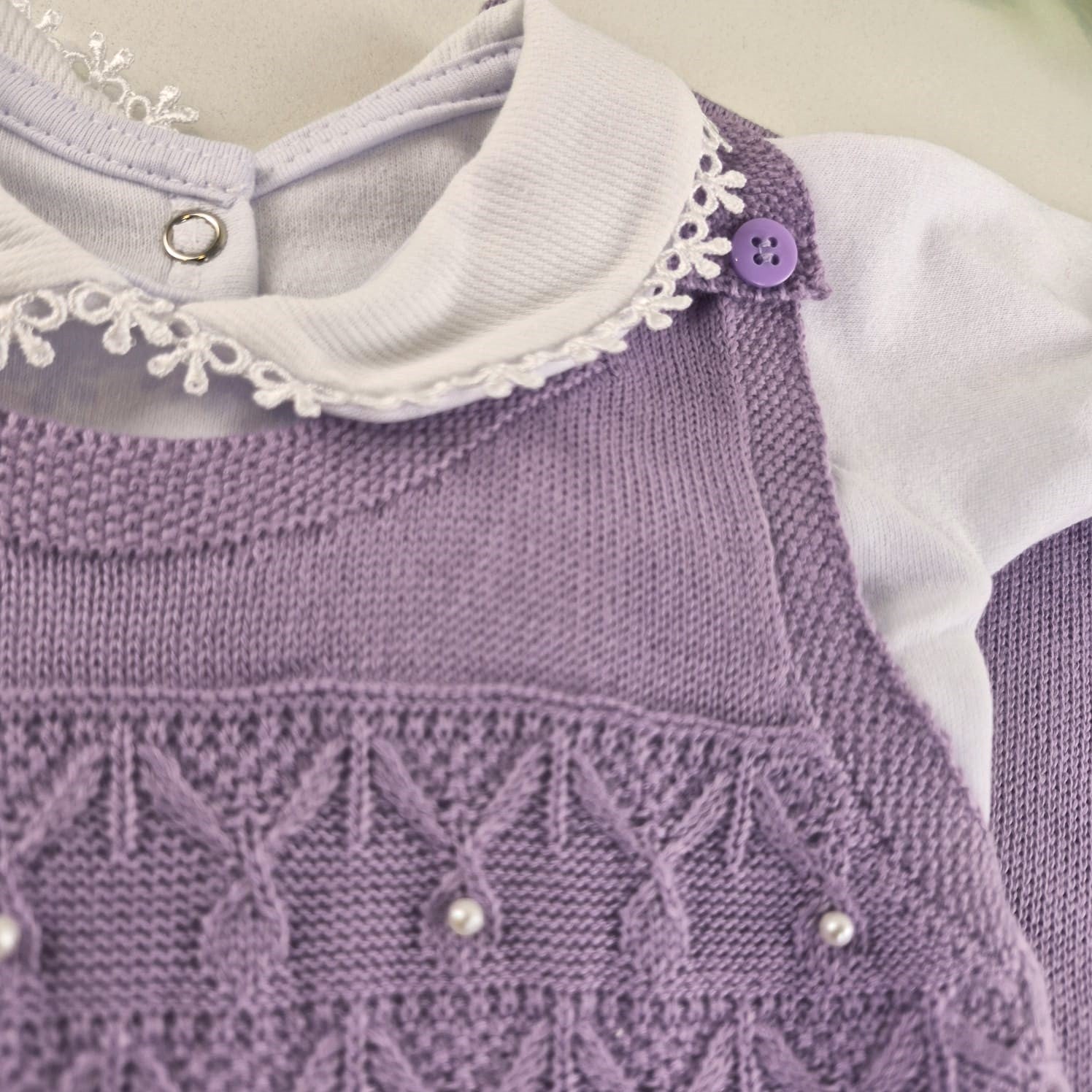 Saída de Maternidade Tamine Baby Naty 3 Pçs - Delicadeza Clássica e Brilho de Pérolas em Tricot Premium