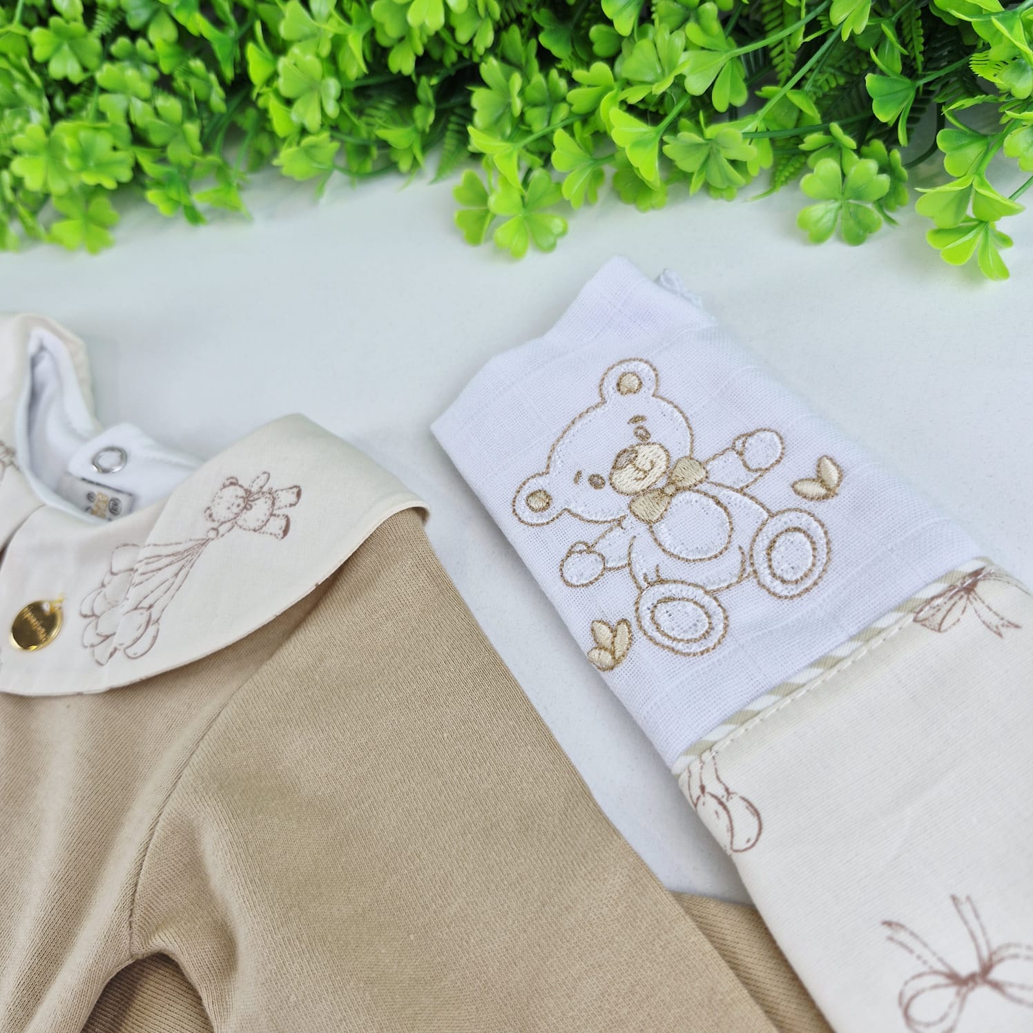 Saída de Maternidade Pipoquinhas Baby Tricot Everest Urso no Balanço 4 Peças - Conforto e Encanto Lúdico para o Príncipe