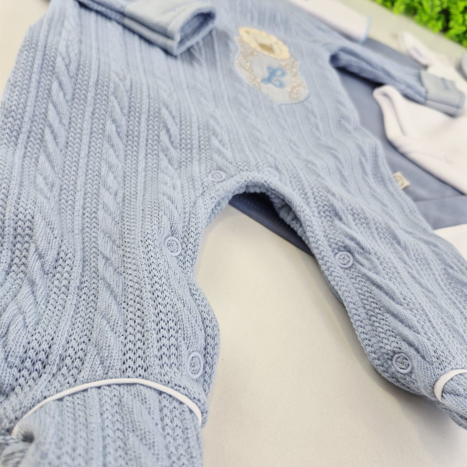 Saída de Maternidade Pipoquinhas Baby Tricot Everest Escudo 4 Peças - Nobreza e Aconchego Clássico de Leãozinho