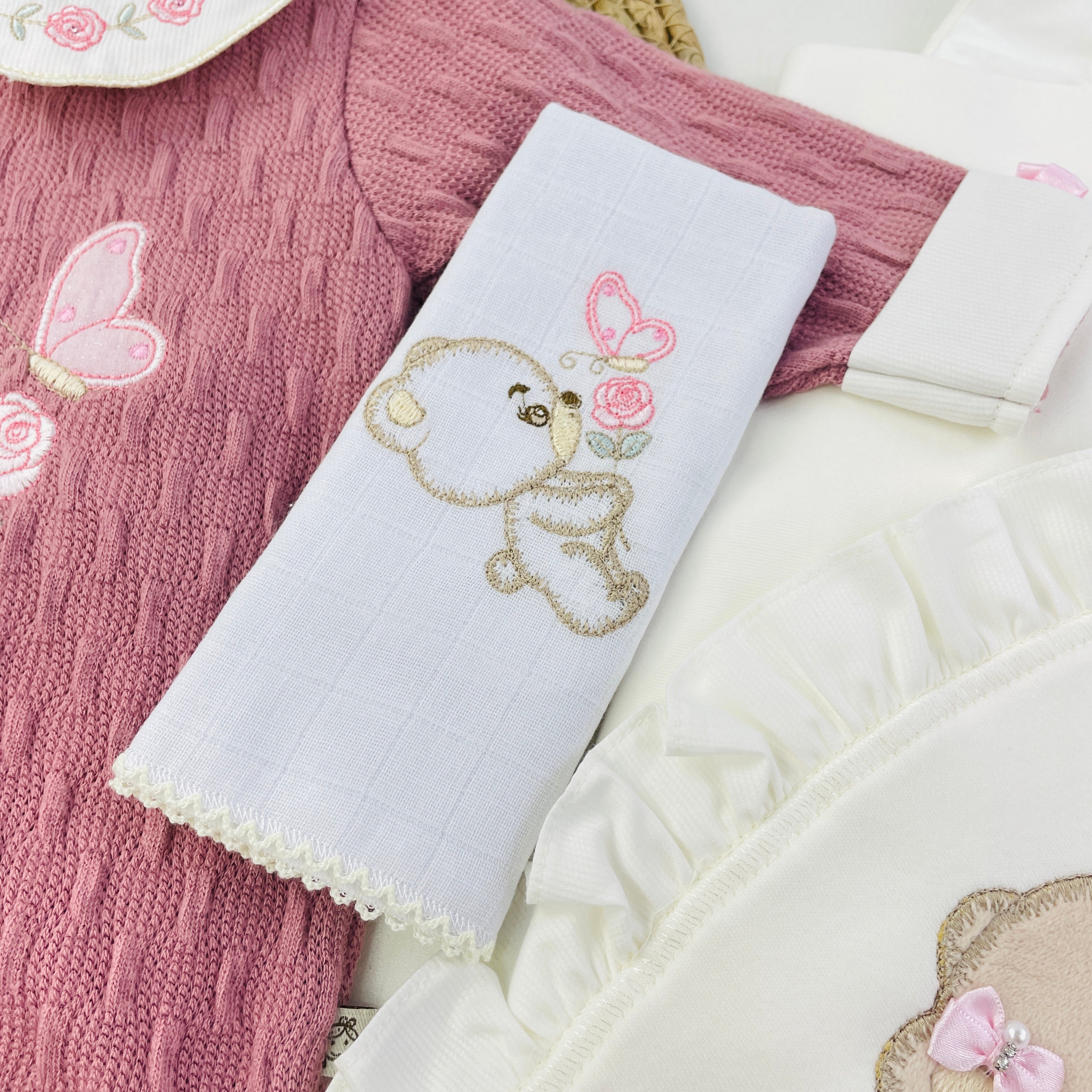 Saída De Maternidade Menina Pipoquinhas Baby Tricot Ursa Perfume De Flor 4 Peças