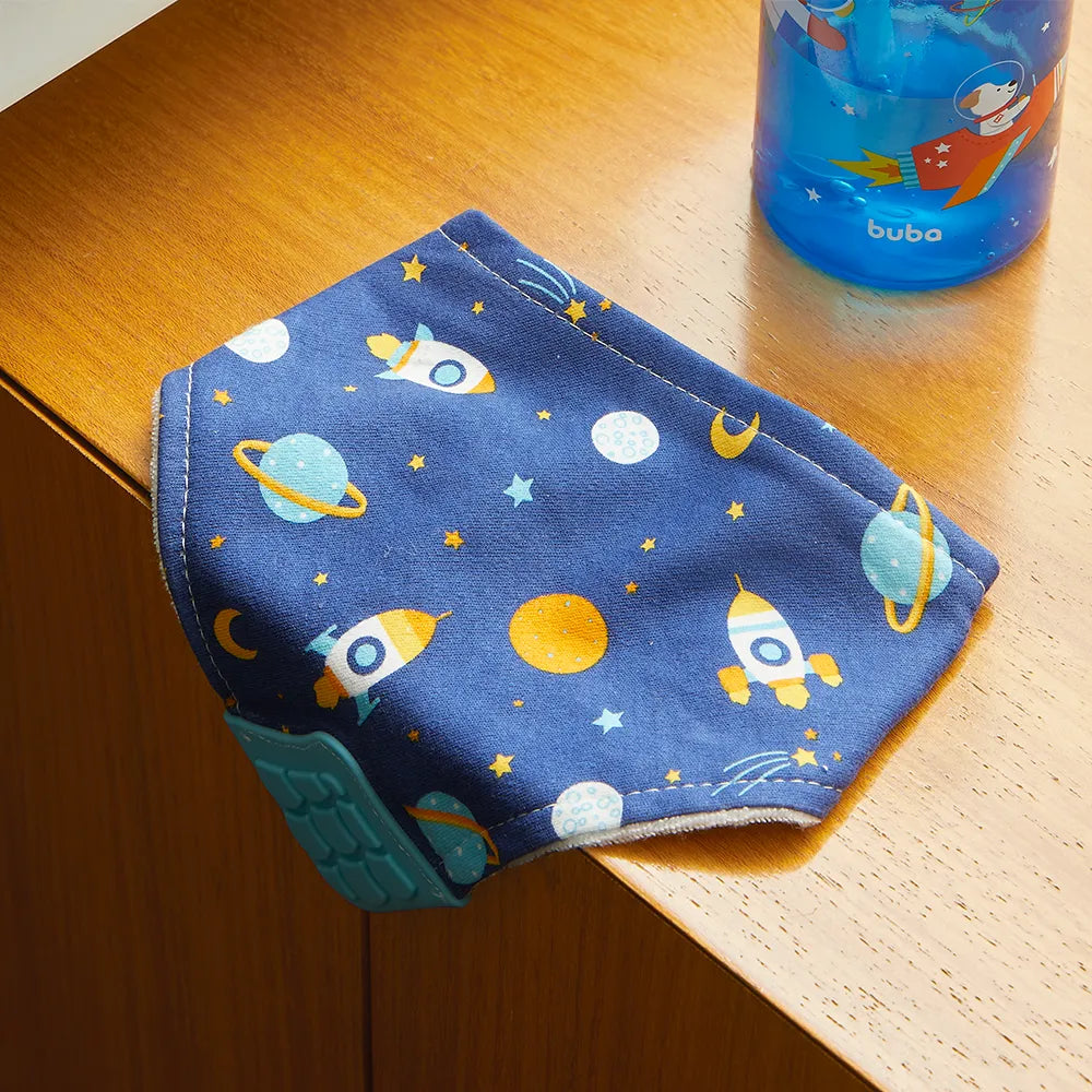 Babador Bandana Infantil Buba Estampado com Mordedor e Velcro +4 Meses