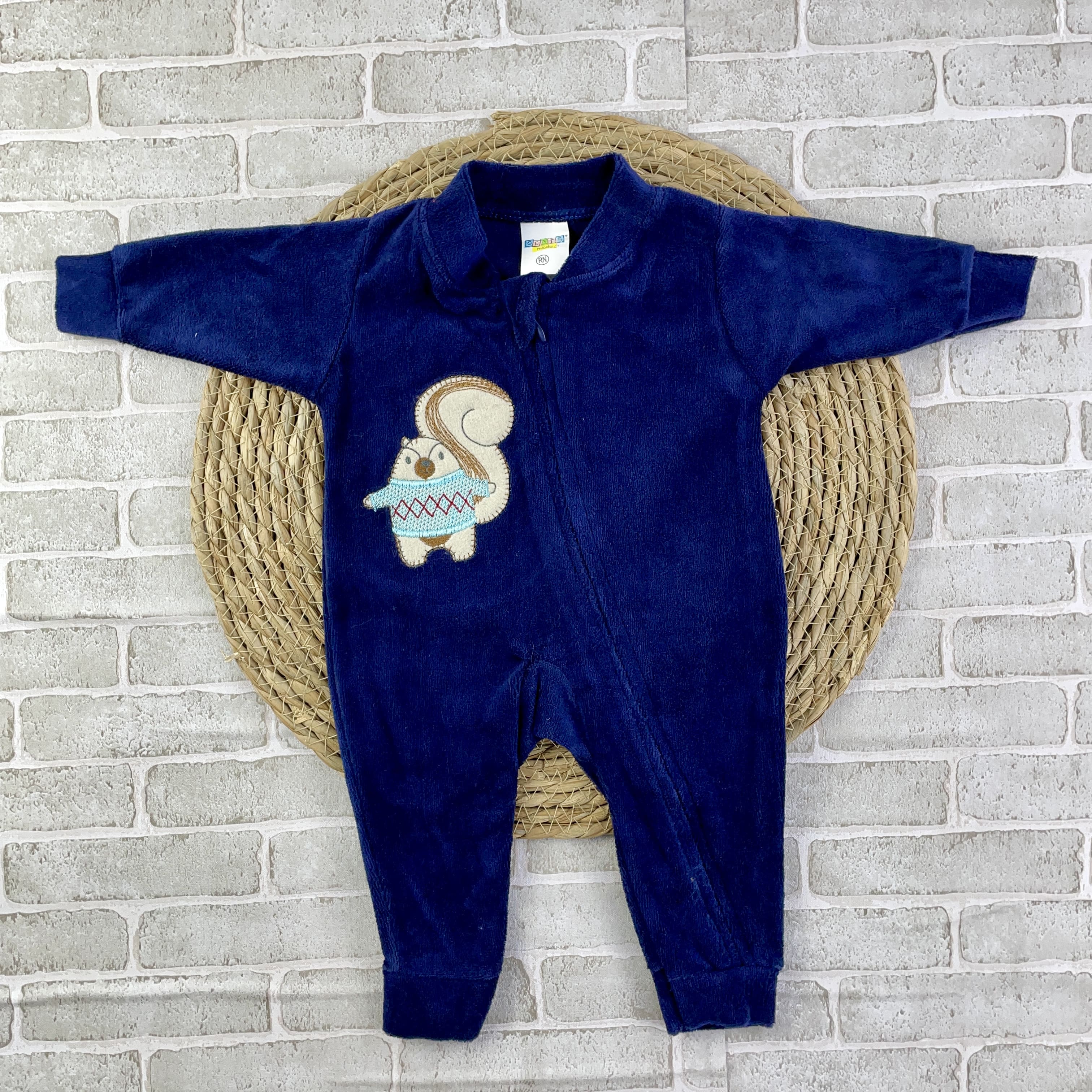 Macacão Bebê Plush Gente Miúda Bordado com Zíper Confortável Infantil