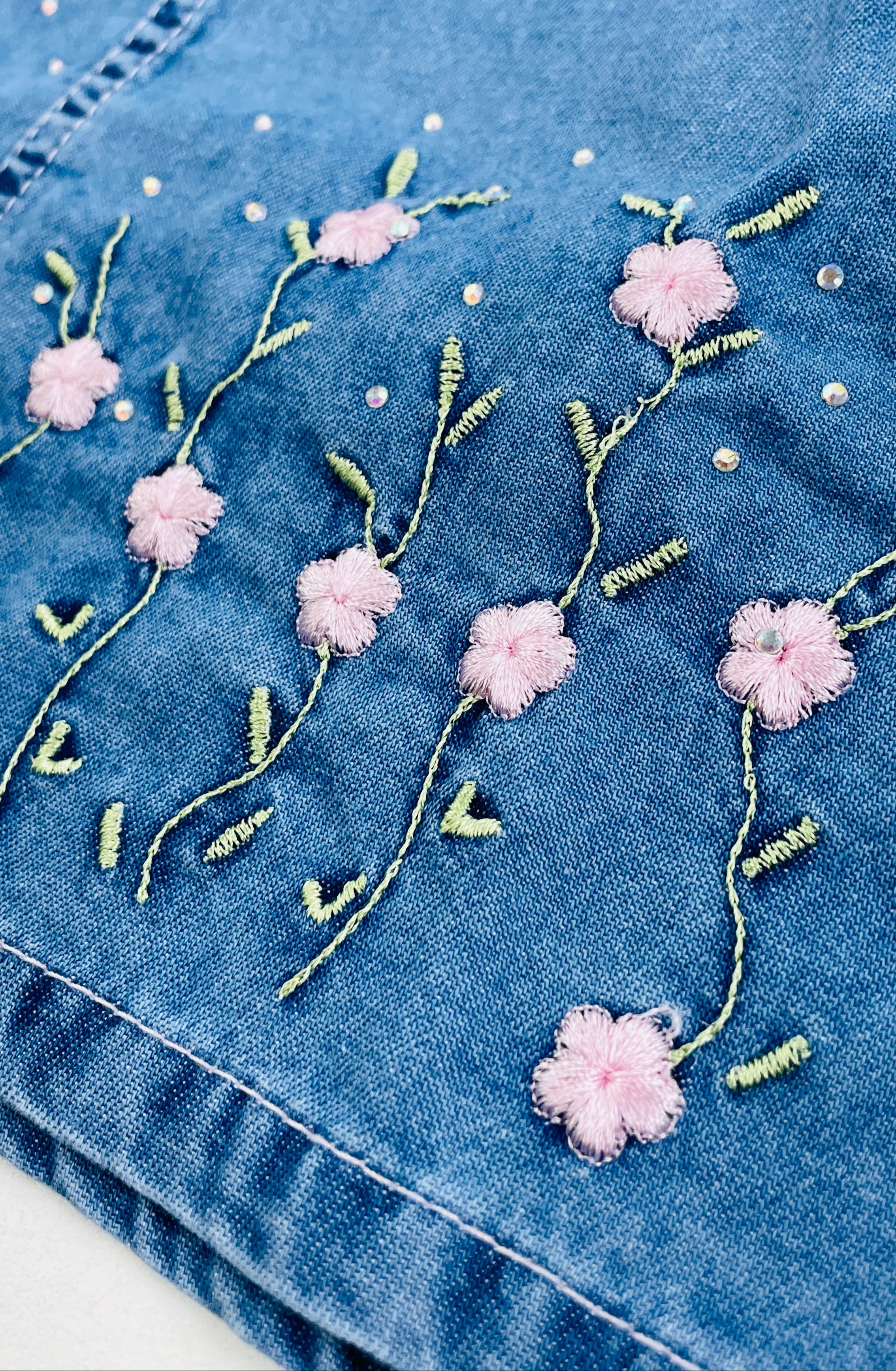 Jardineira Brokinha Jeans Jardim