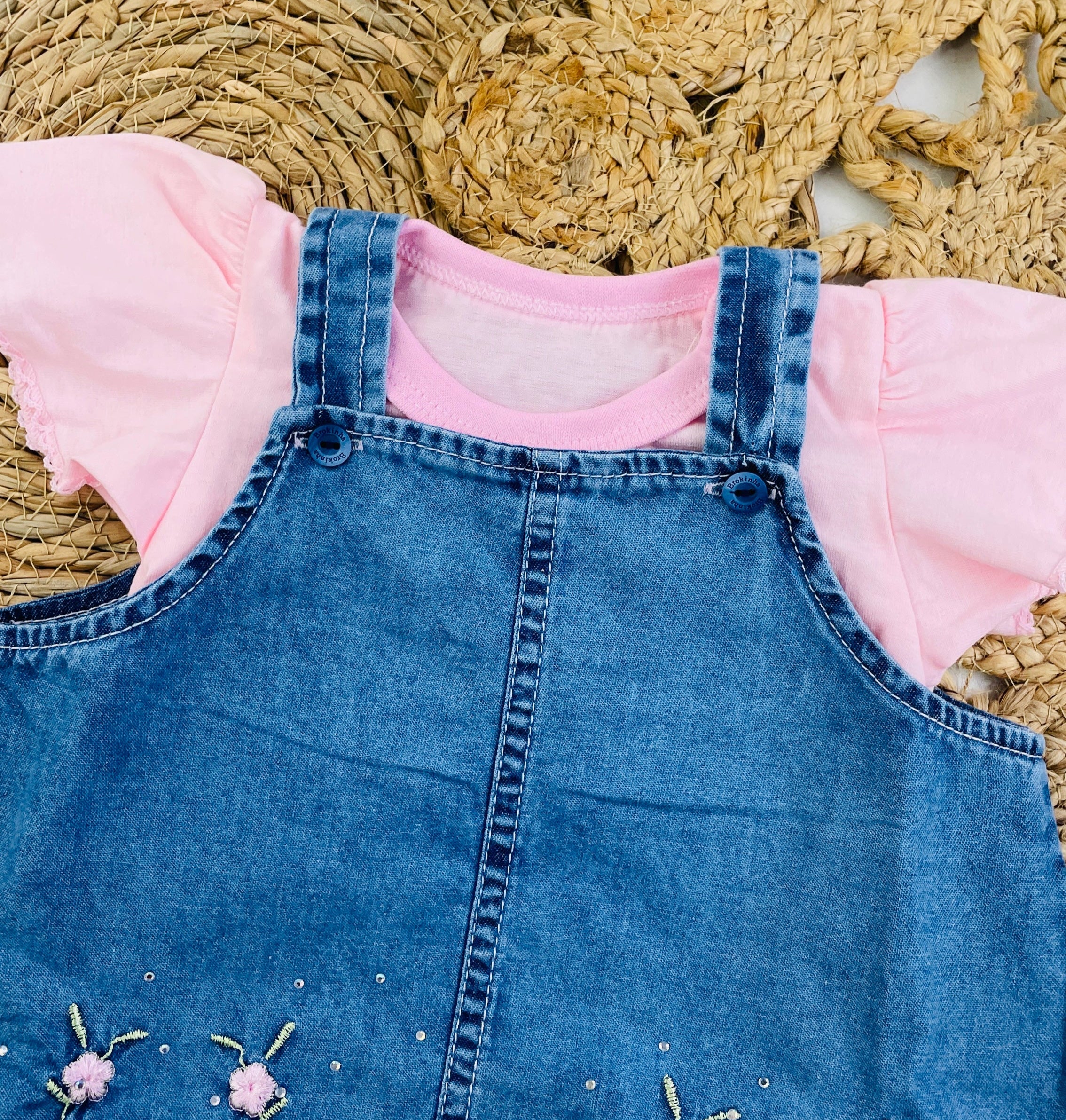Jardineira Brokinha Jeans Jardim