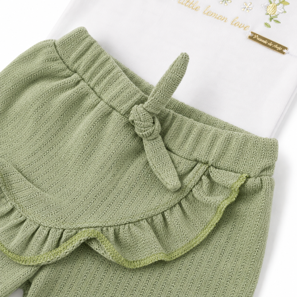 Conjunto Feminino Presente de Anjo Blusa Bordada e Short Tricô