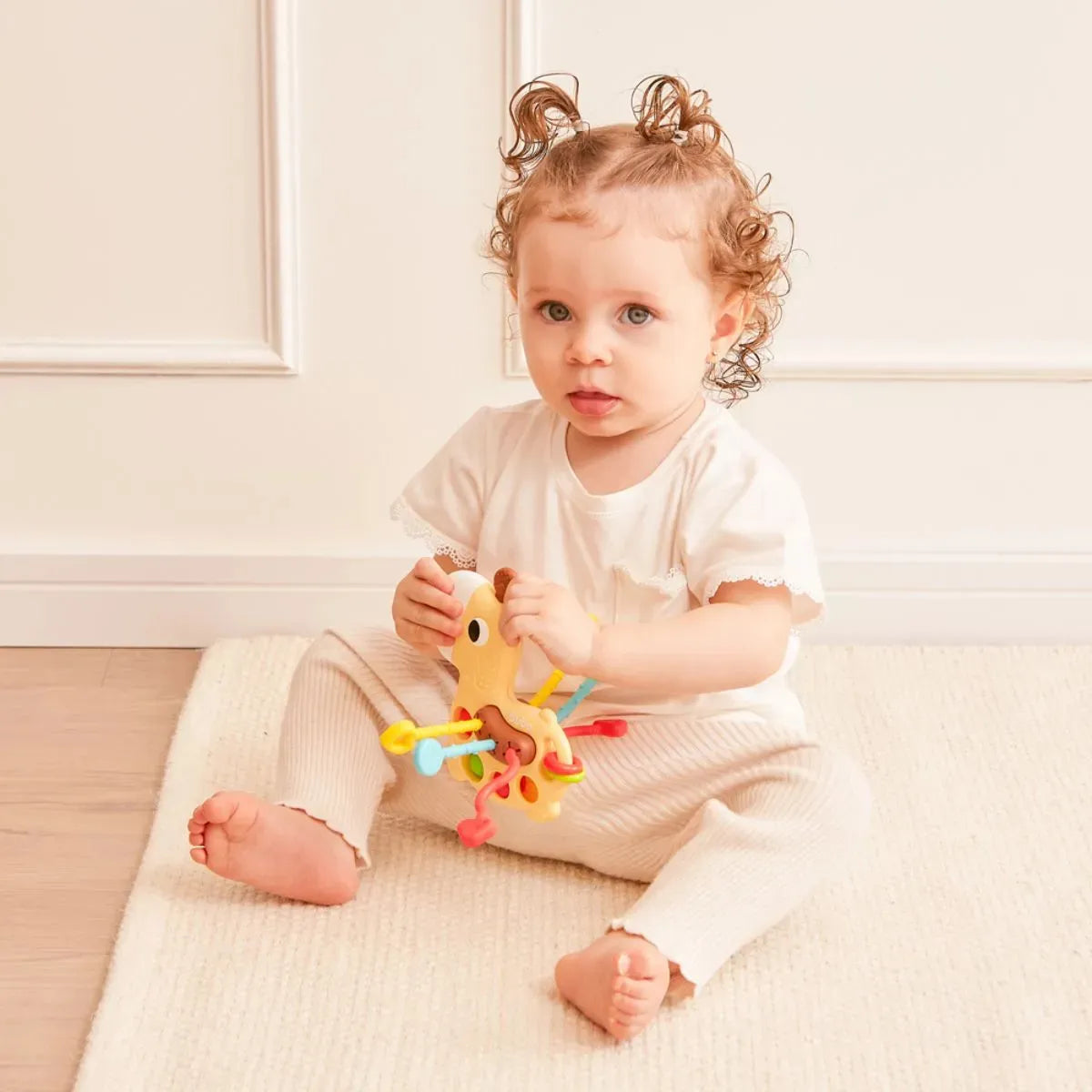 Girafinha de Atividades Buba +12M – Brinquedo Sensorial Educativo com Texturas e Acessórios