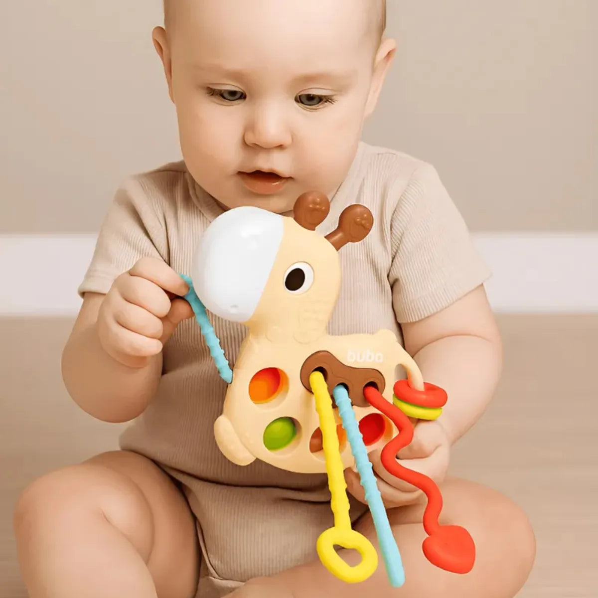 Girafinha de Atividades Buba +12M – Brinquedo Sensorial Educativo com Texturas e Acessórios