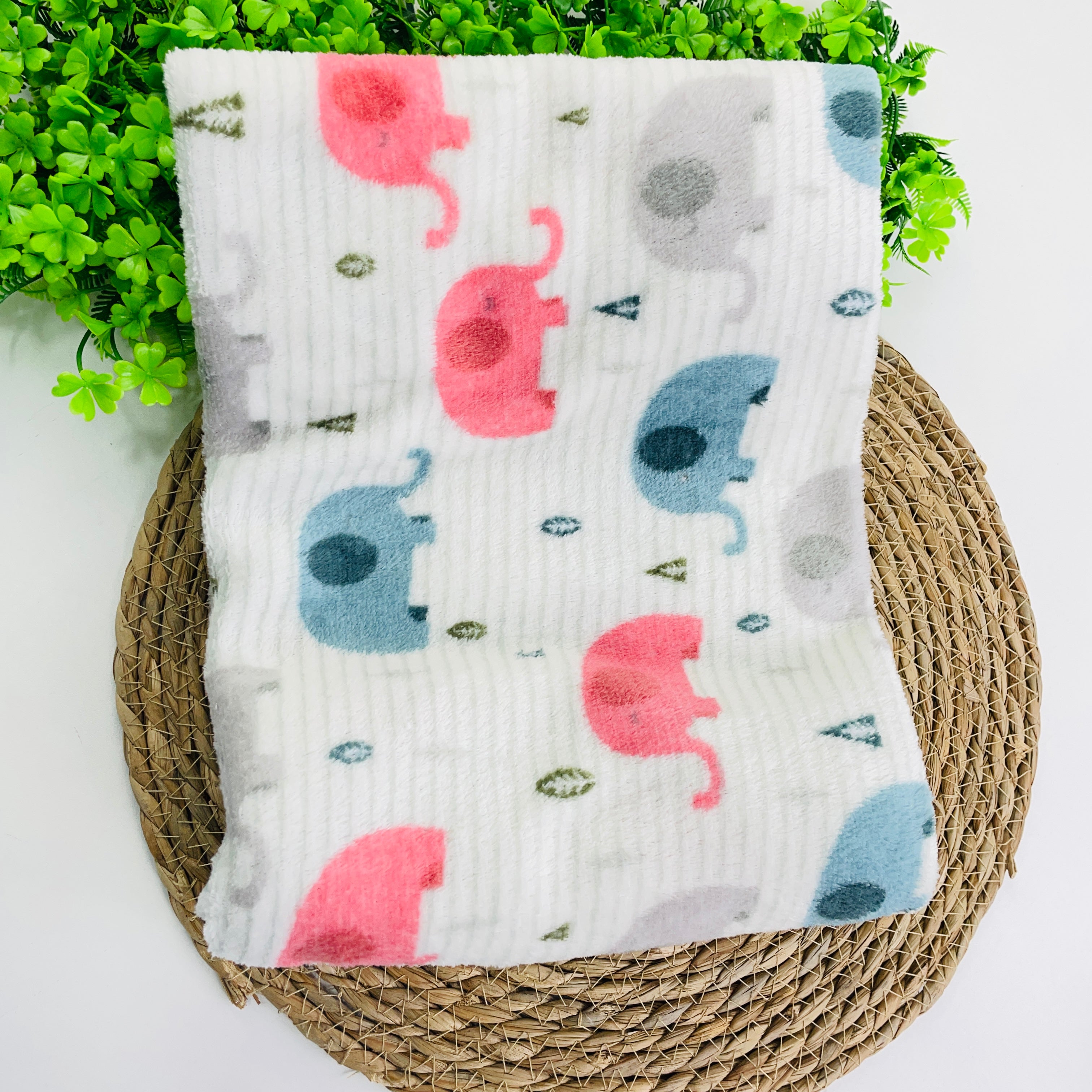 Manta Amiga Cegonha  Elefantes Listars Microfibra - Branco - 100 X70 Cm