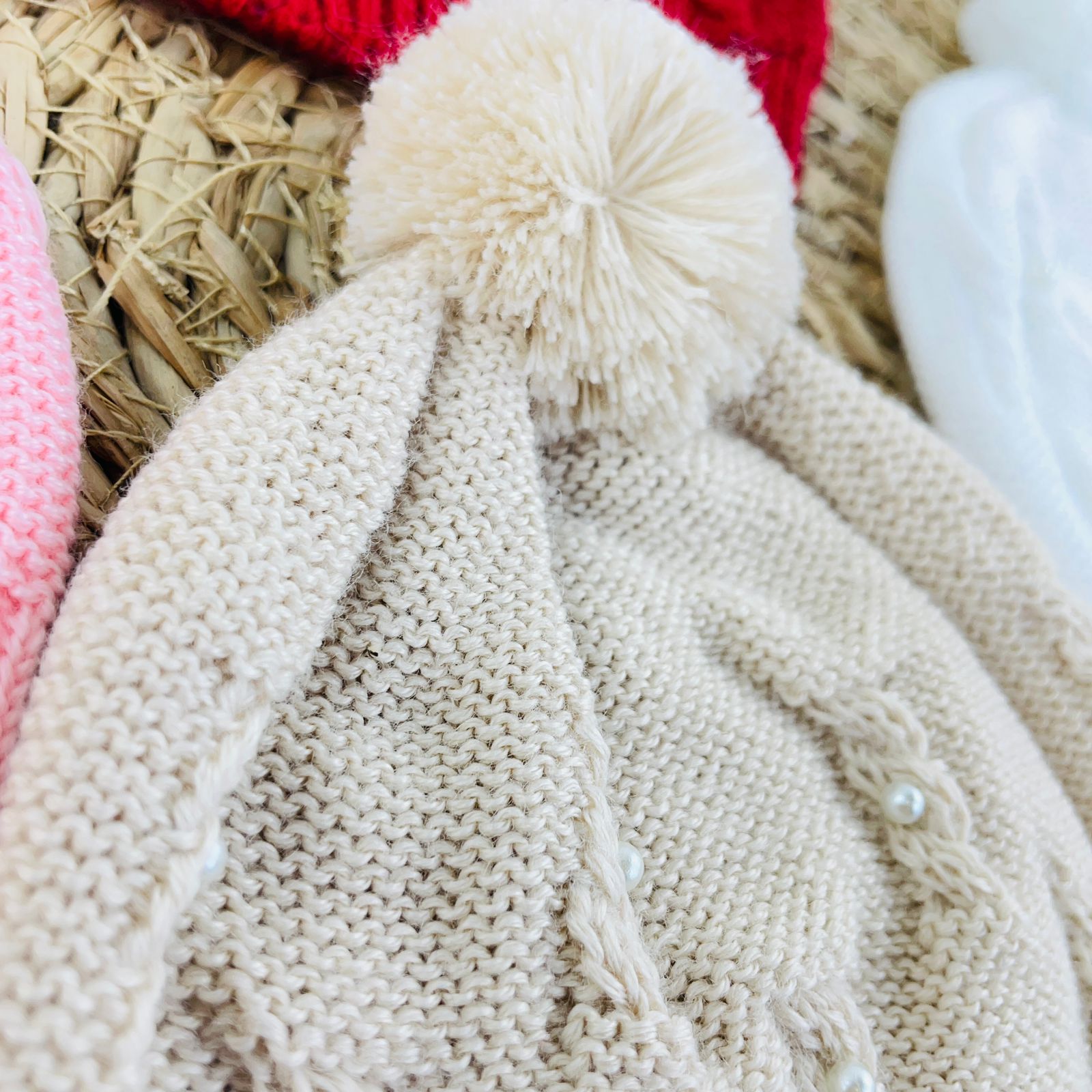 Gorro Infantil Feminino de Tricot com Pérolas Tamine Vitória
