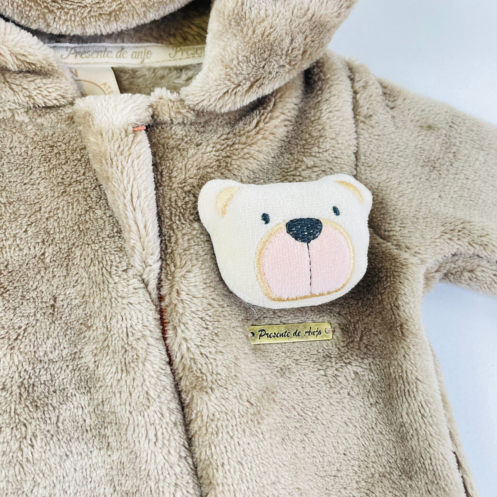 Macacão Longo Bebê Presente de Anjo Peluciado com Capuz Inverno