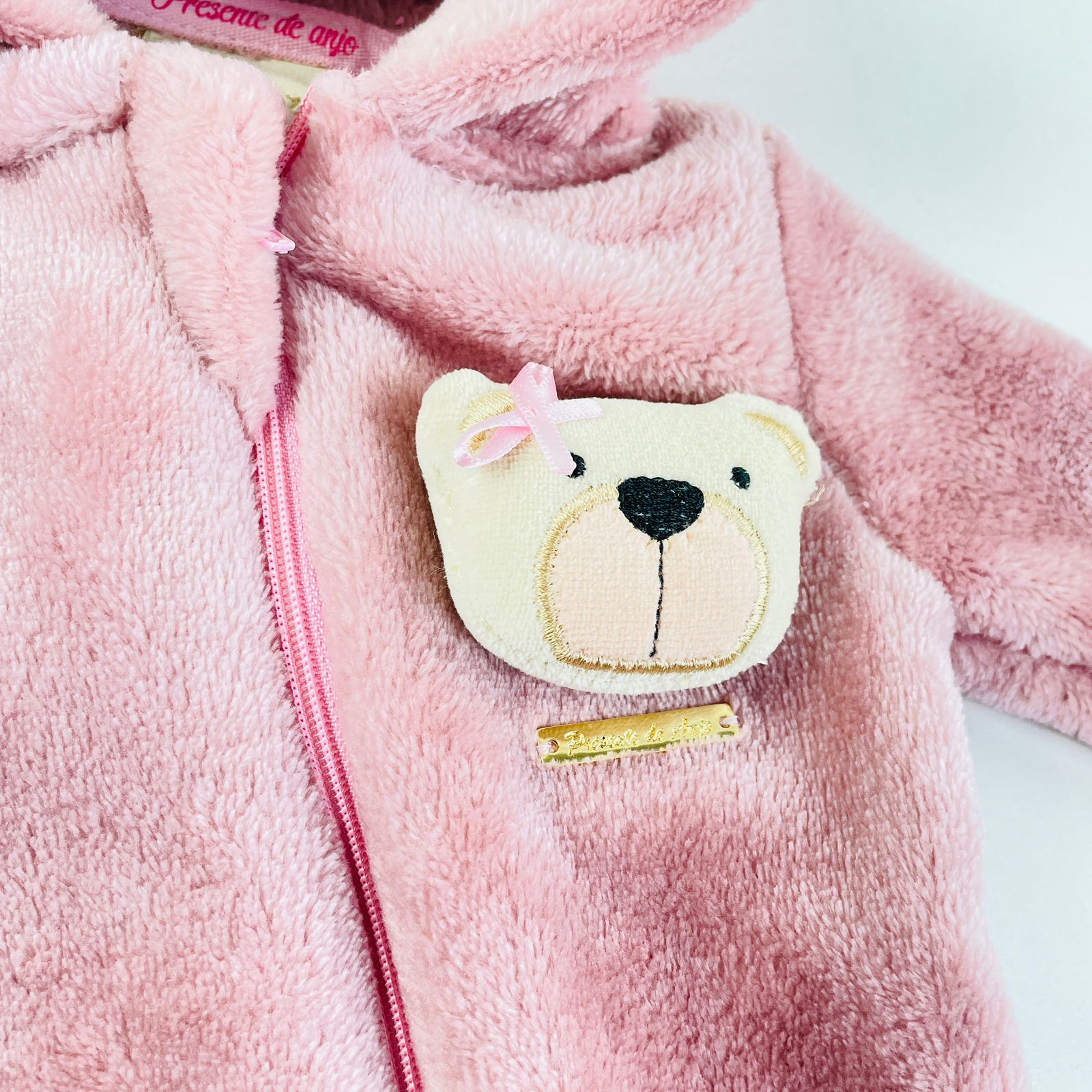Macacão Longo Bebê Presente de Anjo Peluciado com Capuz Inverno