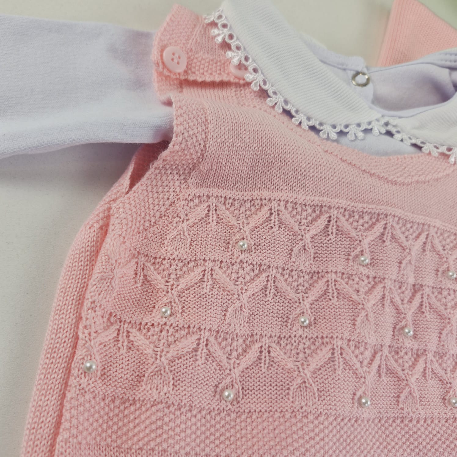Saída de Maternidade Tamine Baby Naty 3 Pçs - Delicadeza Clássica e Brilho de Pérolas em Tricot Premium