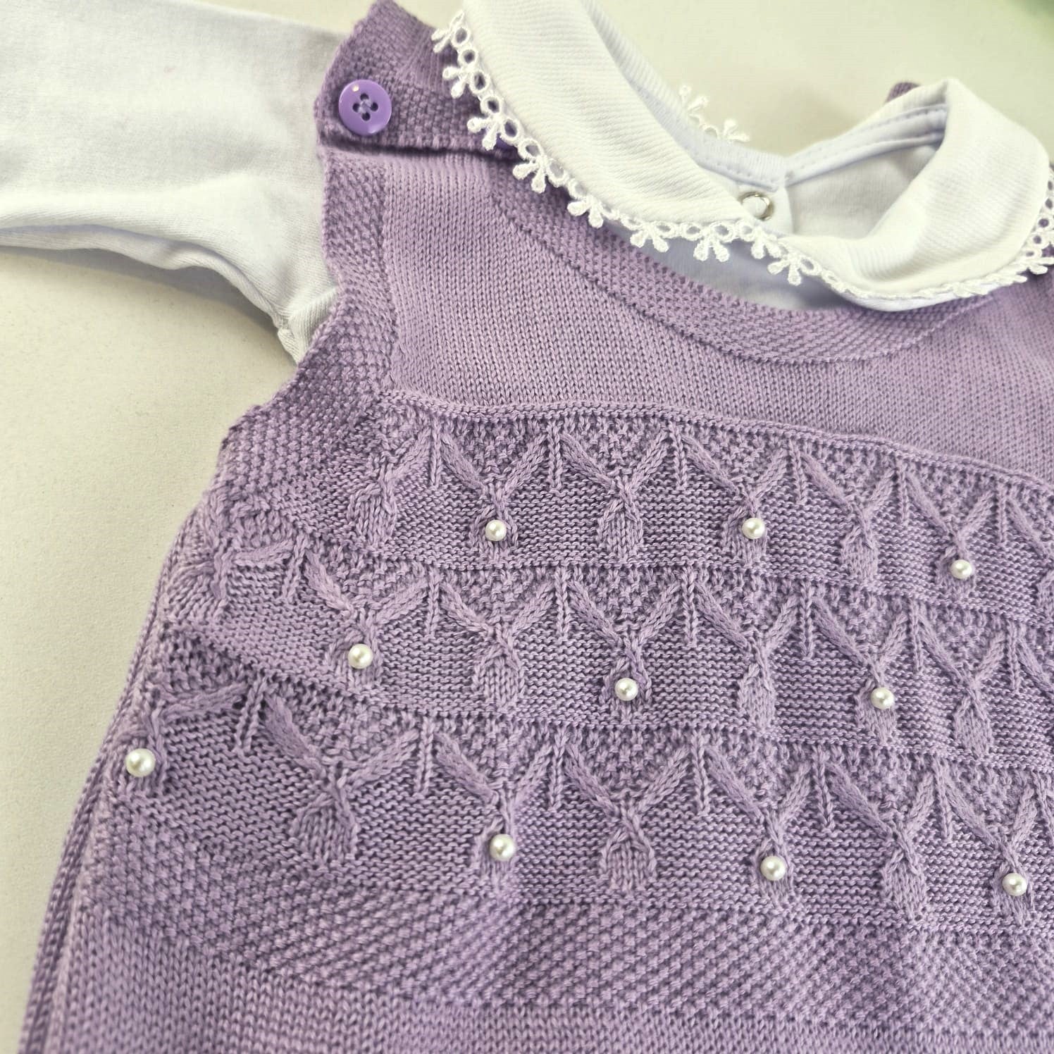 Saída de Maternidade Tamine Baby Naty 3 Pçs - Delicadeza Clássica e Brilho de Pérolas em Tricot Premium