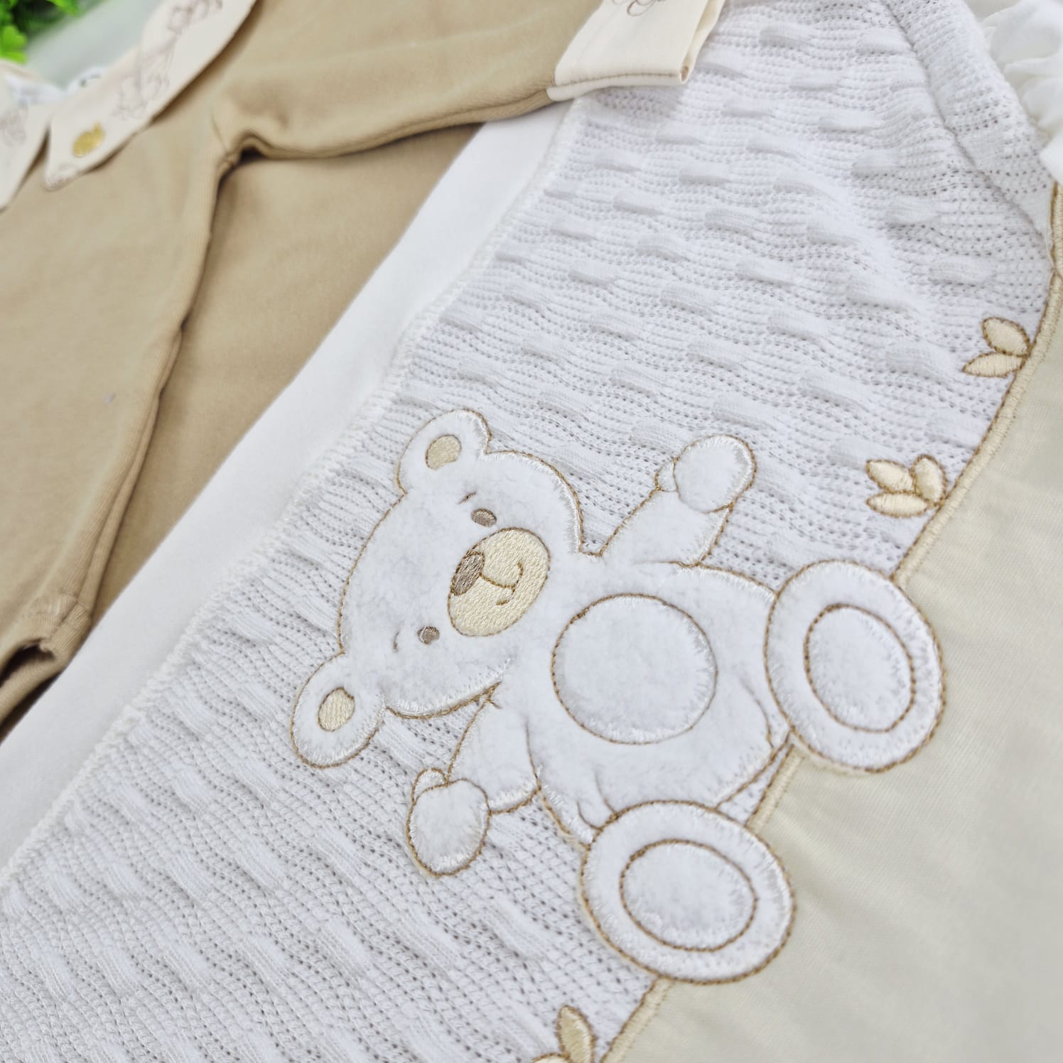 Saída de Maternidade Pipoquinhas Baby Tricot Everest Urso no Balanço 4 Peças - Conforto e Encanto Lúdico para o Príncipe