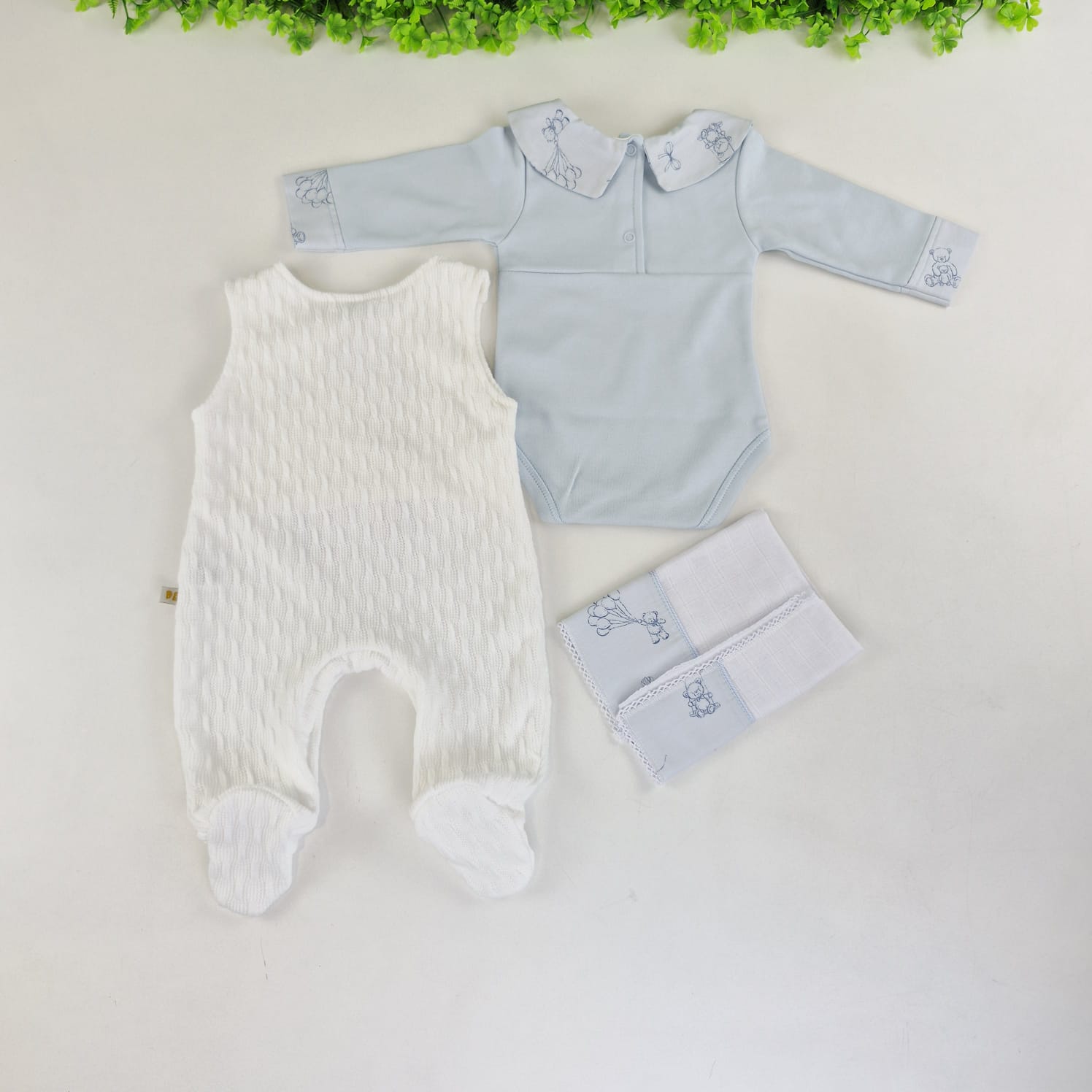Saída de Maternidade Pipoquinhas Baby Tricot Everest Urso no Balanço 4 Peças - Conforto e Encanto Lúdico para o Príncipe