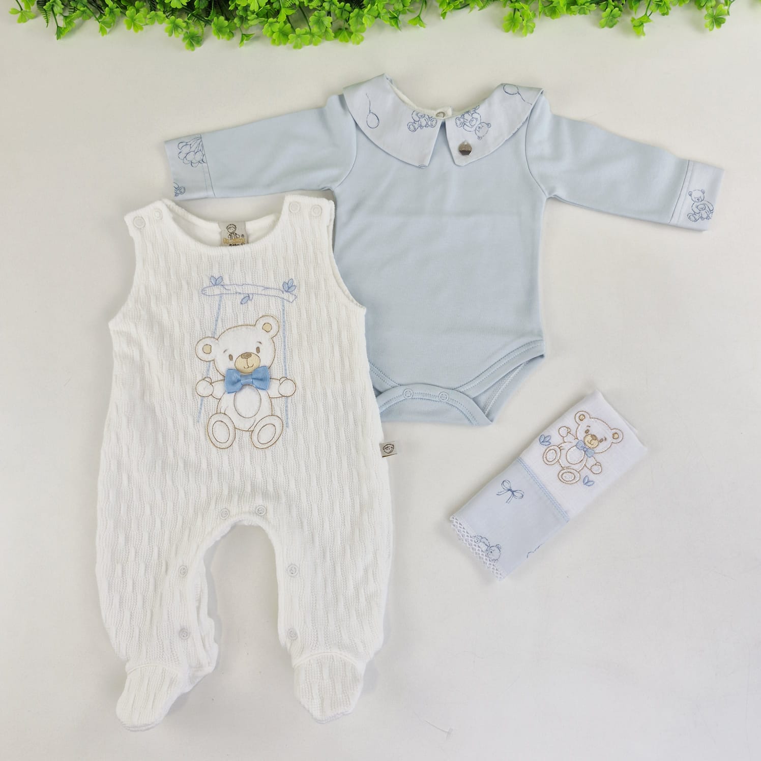 Saída de Maternidade Pipoquinhas Baby Tricot Everest Urso no Balanço 4 Peças - Conforto e Encanto Lúdico para o Príncipe