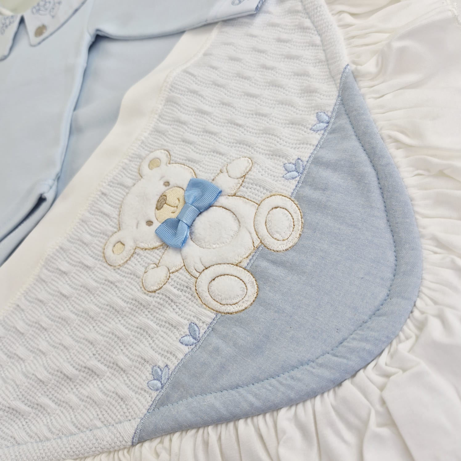 Saída de Maternidade Pipoquinhas Baby Tricot Everest Urso no Balanço 4 Peças - Conforto e Encanto Lúdico para o Príncipe