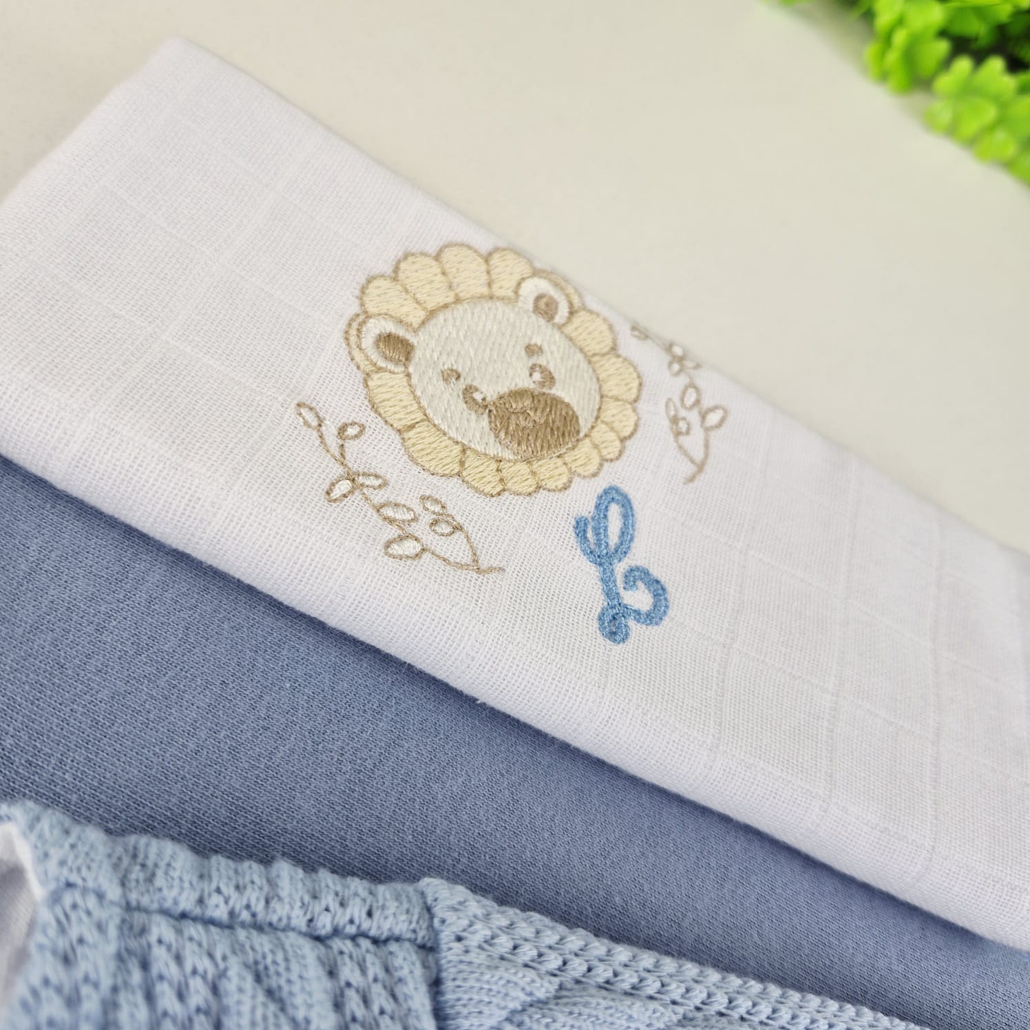 Saída de Maternidade Pipoquinhas Baby Tricot Everest Escudo 4 Peças - Nobreza e Aconchego Clássico de Leãozinho