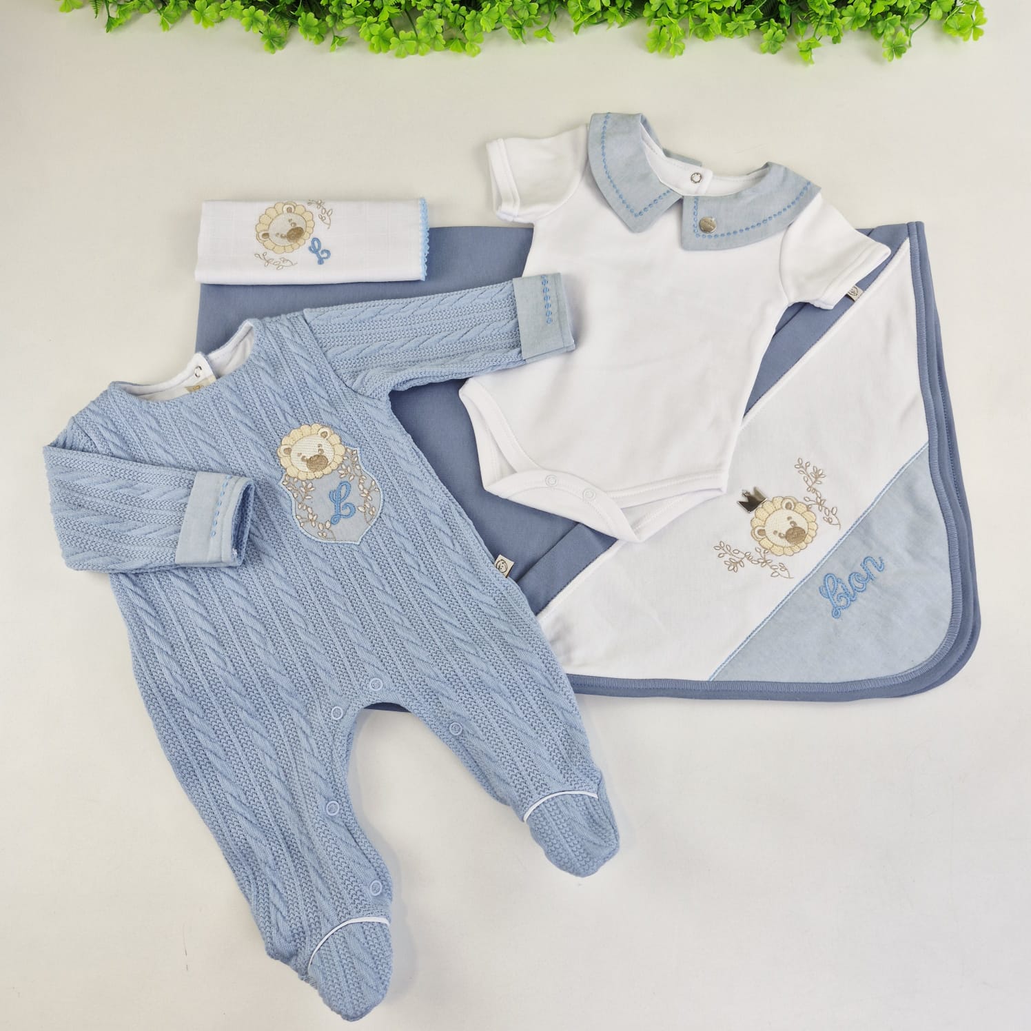 Saída de Maternidade Pipoquinhas Baby Tricot Everest Escudo 4 Peças - Nobreza e Aconchego Clássico de Leãozinho